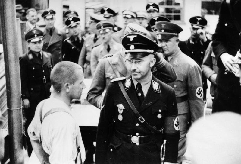 Bundesarchiv_Bild_152-11-12,_Dachau,_Konzentrationslager,_Besuch_Himmlers